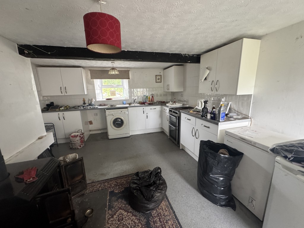 Lot: 94 - END-TERRACE COTTAGE FOR SIGNIFICANT IMPROVEMENT WITH COMMUNAL PARKING AREA - Kitchen